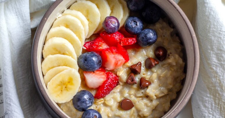 Easy & Healthy Breakfast Oatmeal with Fruit