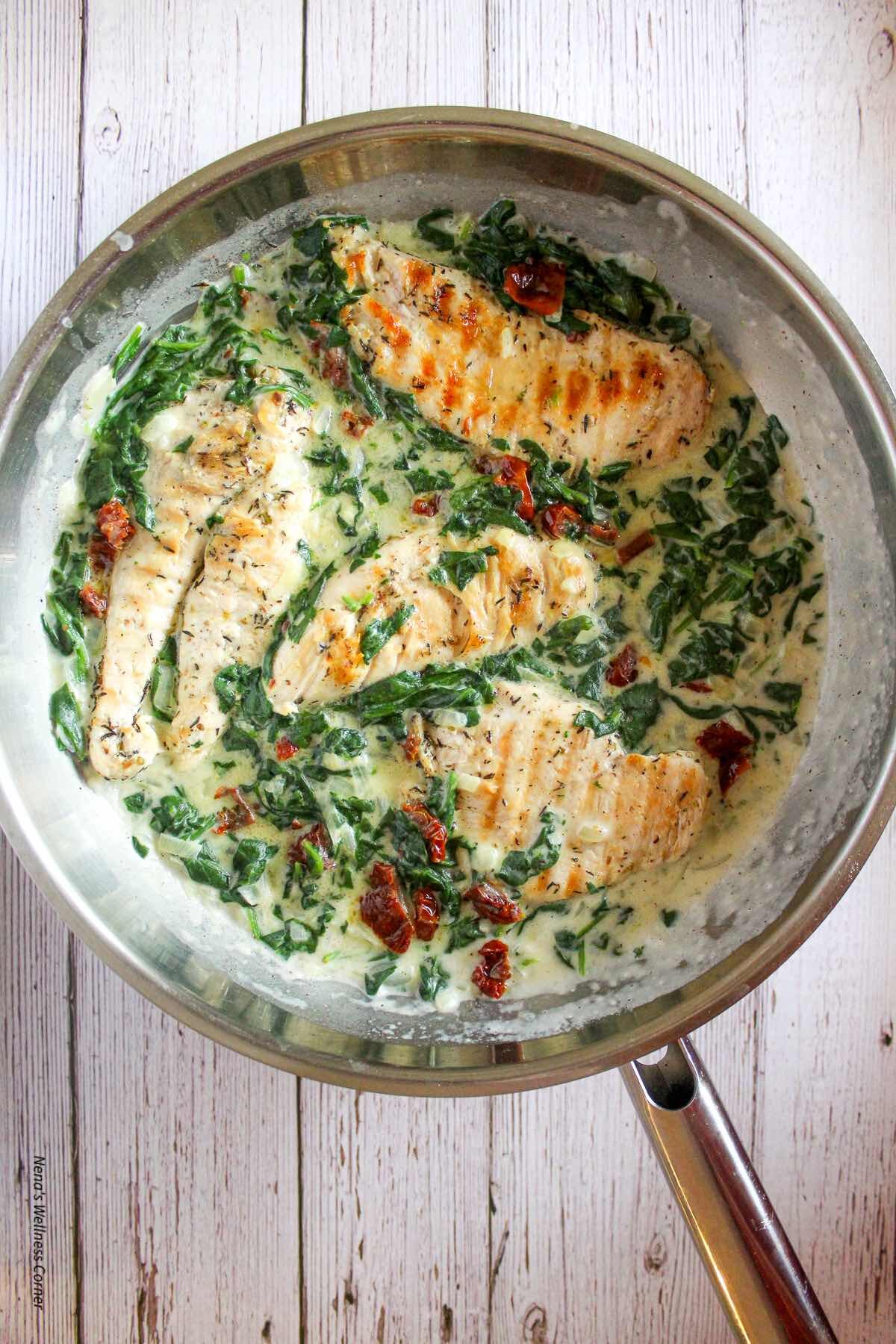 Grilled chicken with Spinach in a creamy bechamel sauce.