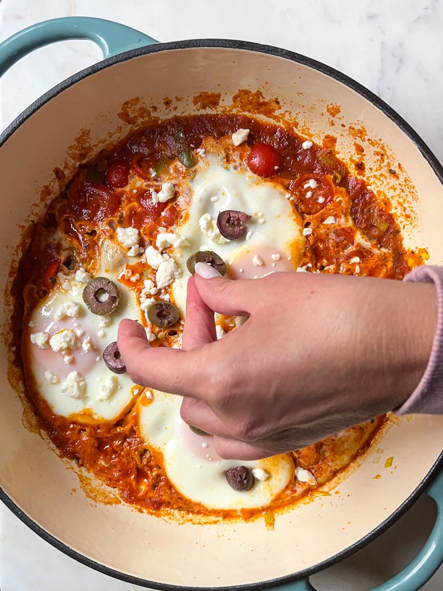 Easy shakshuka with leeks, add olives on top.