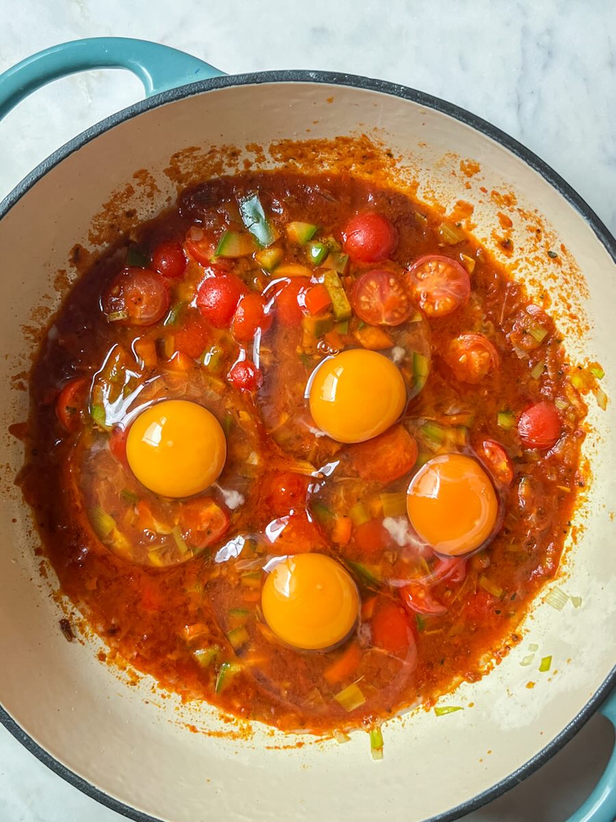 Easy shakshuka with leeks, add the eggs.