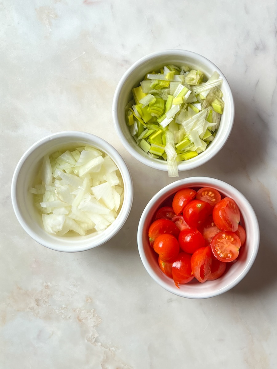 Easy shakshuka with leeks, cut the veggies.