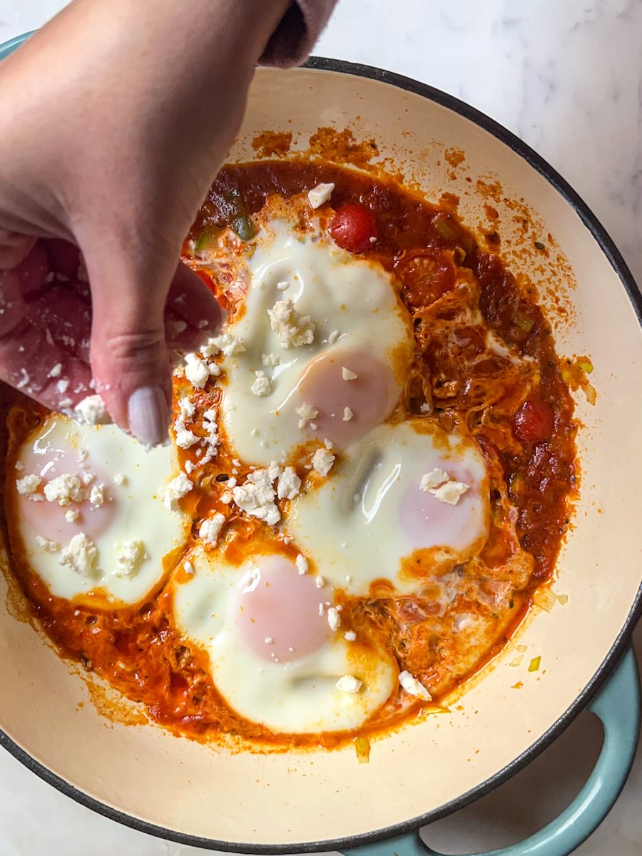 Easy shakshuka with leeks, sprinkle with feta cheese.