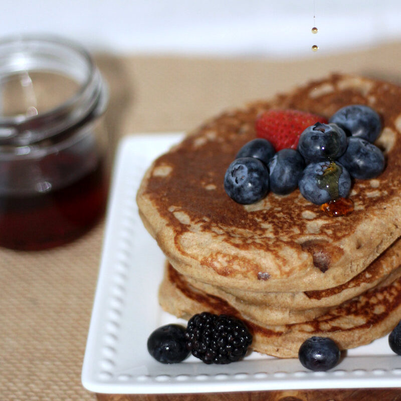 Fluffy whole wheat pancakes with kefir / Healthy and easy pancakes breakfast