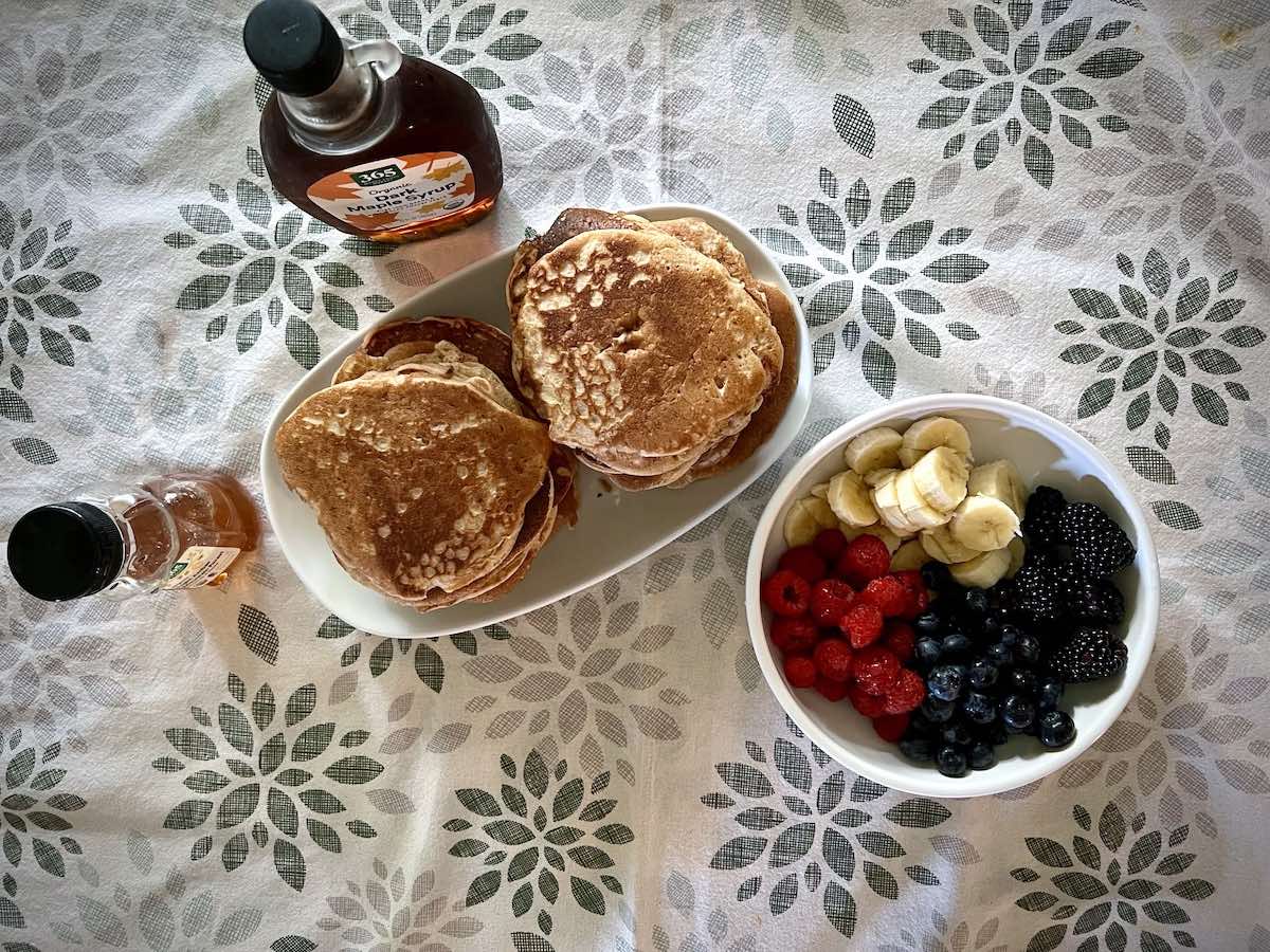 Fluffy whole wheat pancakes with kefir / Healthy and easy pancakes breakfast