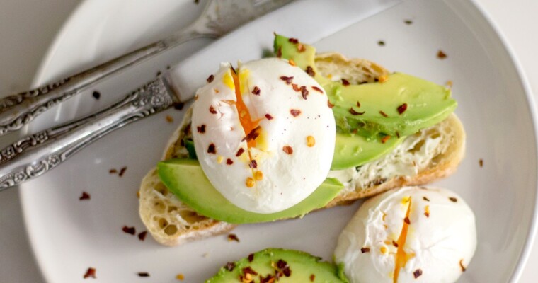Simple Steps to Make Poached Eggs with Avocado