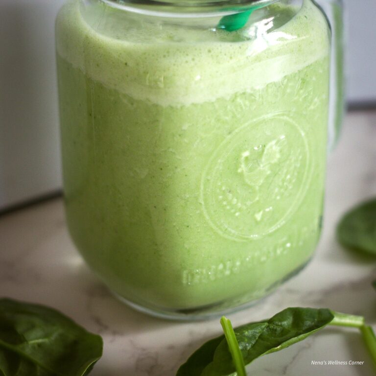 Easy 4-Ingredients Banana Spinach Smoothie with Yogurt