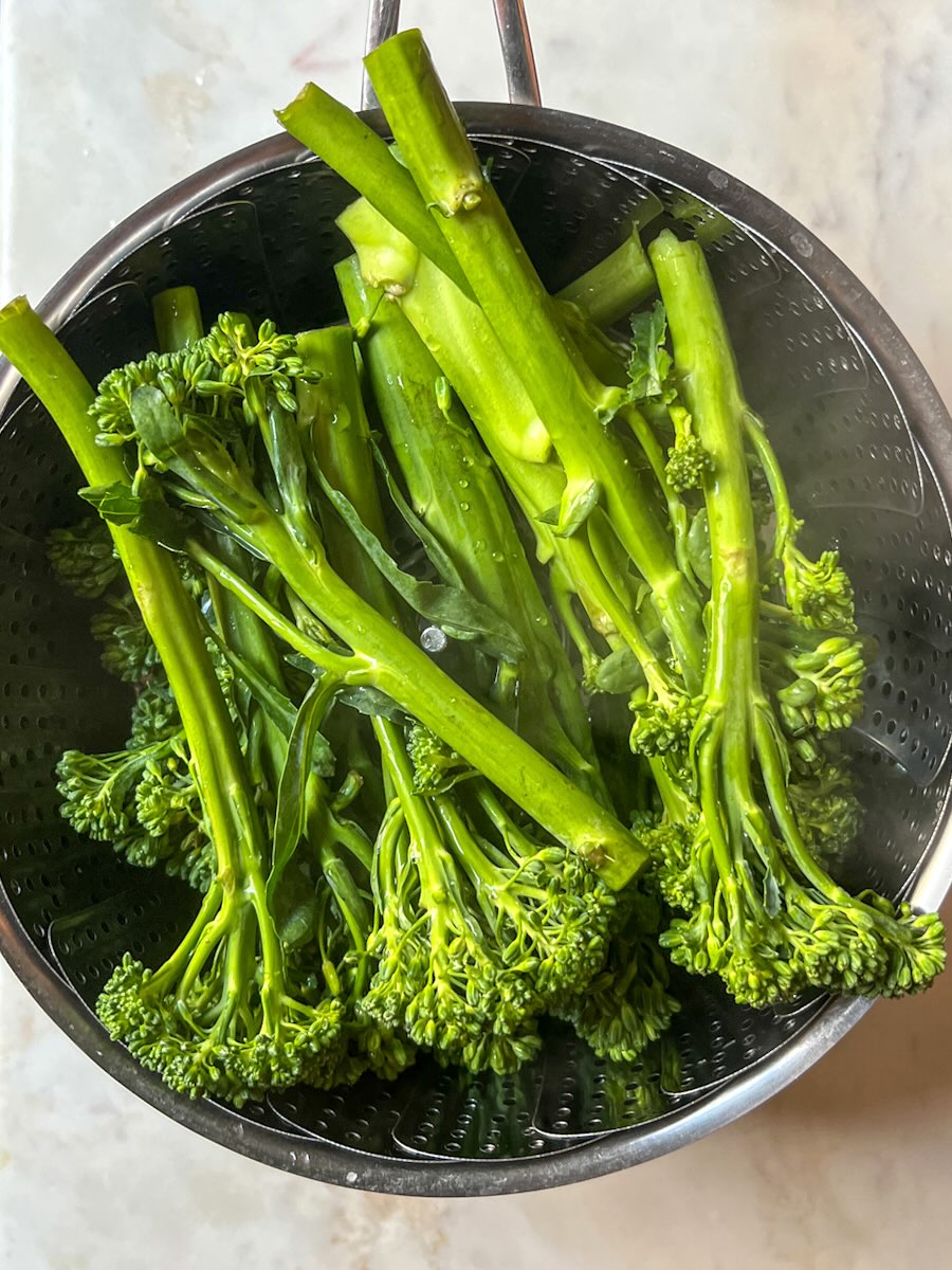 Steamed Broccolini with garlic and lemon, steam broccolini.