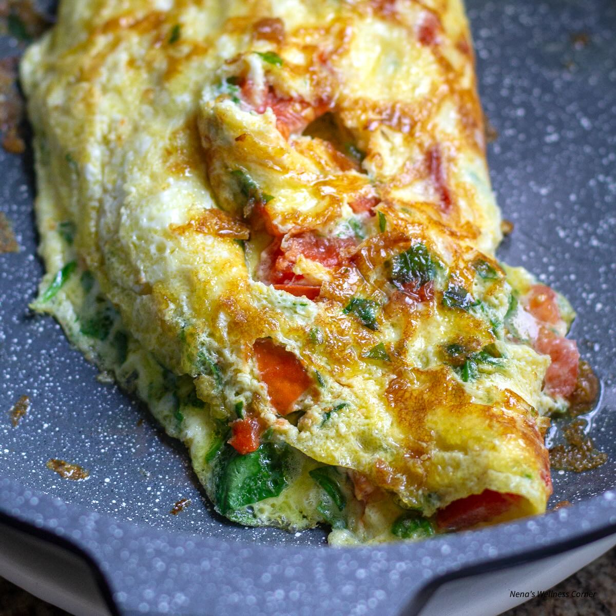 Avocado omelette with spinach and tomato 