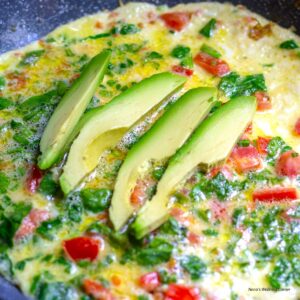 Avocado omelette with spinach and tomato