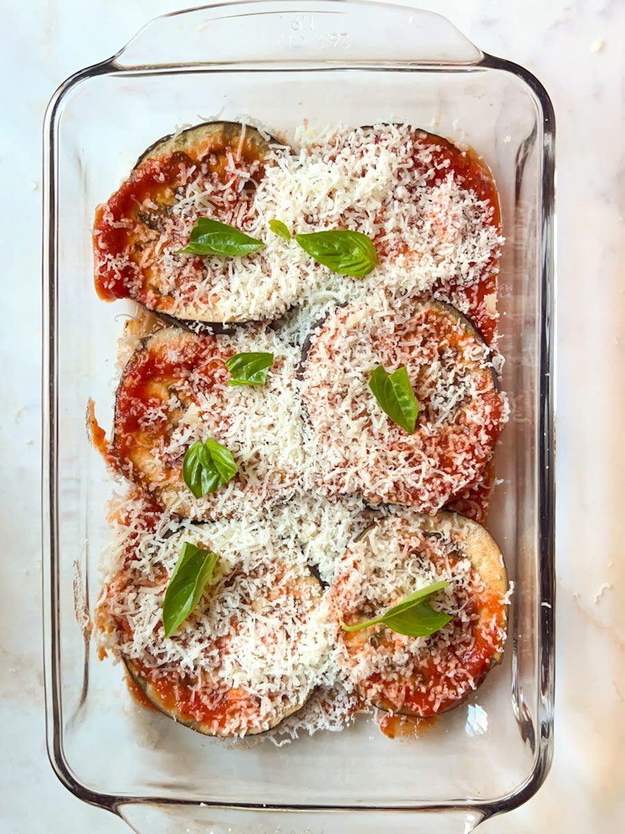 Baked cheesy eggplant, bake the eggplant casserole.