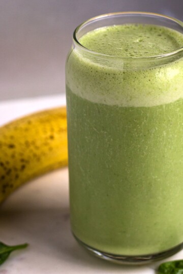 Banana and Spinach Smoothie with Yogurt served in a glass_4