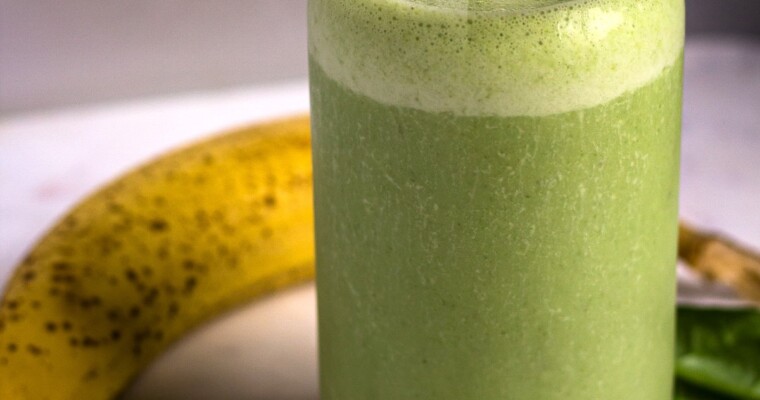 Easy 4-Ingredients Banana Spinach Smoothie with Yogurt