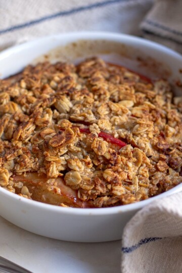 Oat Crisp with Apples and Coconut Oil served in a dish