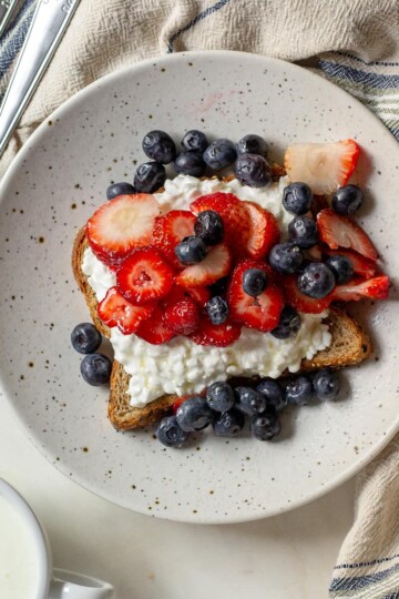 high-protein-berry-cottage-cheese-toast-with-kefir-served-on-a-plate