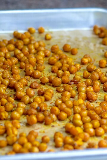 Turmeric-Roasted-Chickpeas-in-a-pan