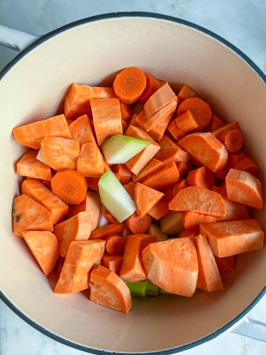 Sweet potato soup with zucchini and garlic, adding chopped vegetables.