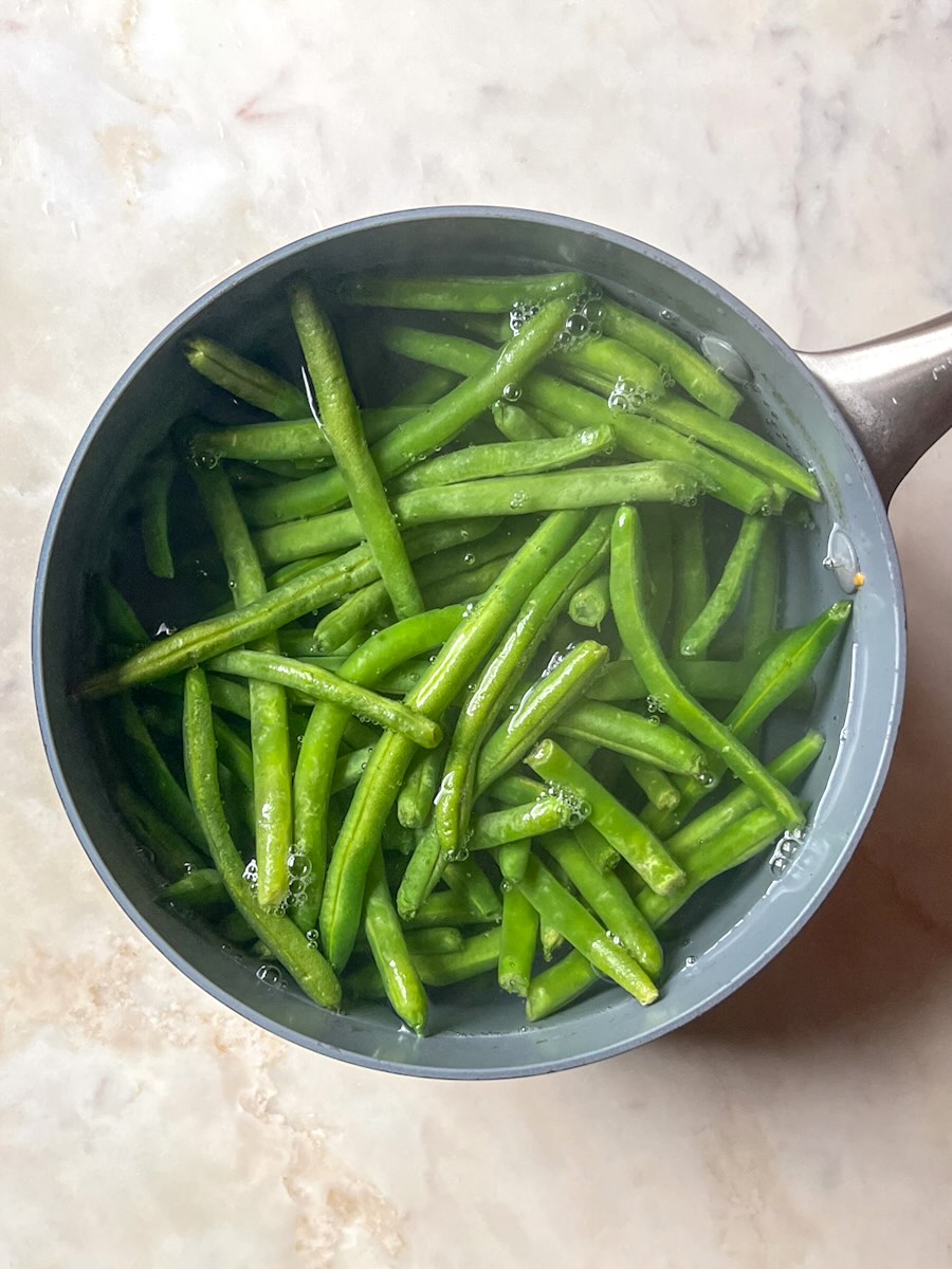 Green Beans with Garlic, boil the green beans.