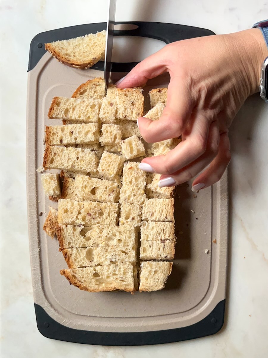 Vegetable stuffing casserole, cut the whole-grain bread into small cubes.