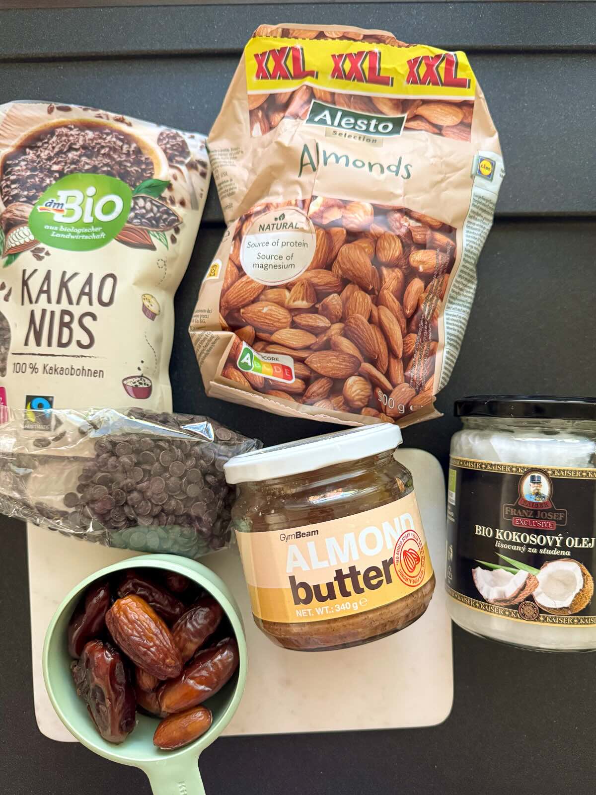 Date and nut bar, ingredients.