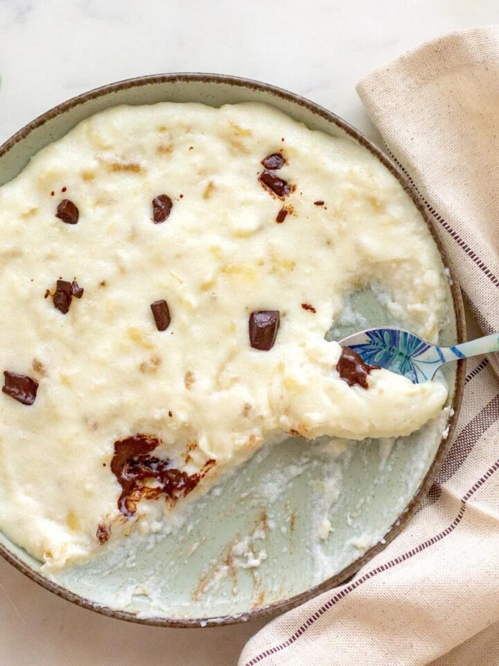 Griz sa mlekom, semolina flour with milk.